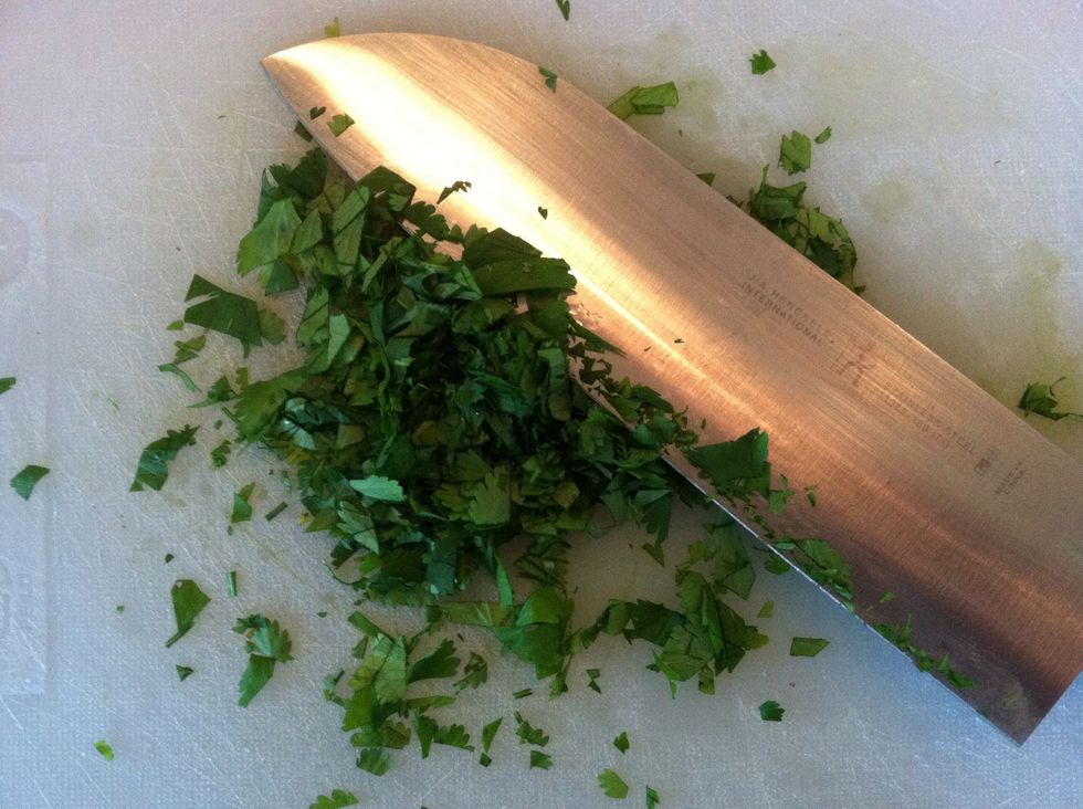 It should be somewhat fine like shown in the picture. Big leafy pieces will stick together and won't distribute well when mixed into the guacamole.