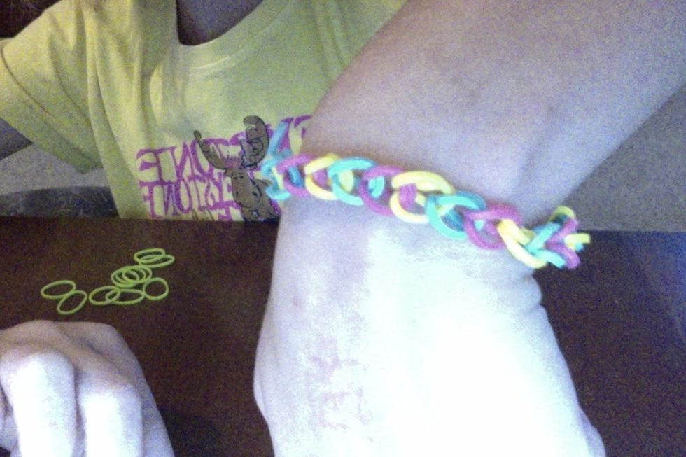it should fit like this around you're wrist (this is not a fishtail this braclet is a regular one ) p.s it should l\u00f6\u00f6k like the one picture before this pic