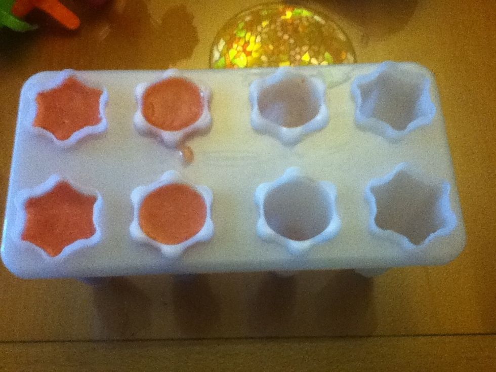It should look like this. Fill 4 of the molds, leaving the other 4 empty.