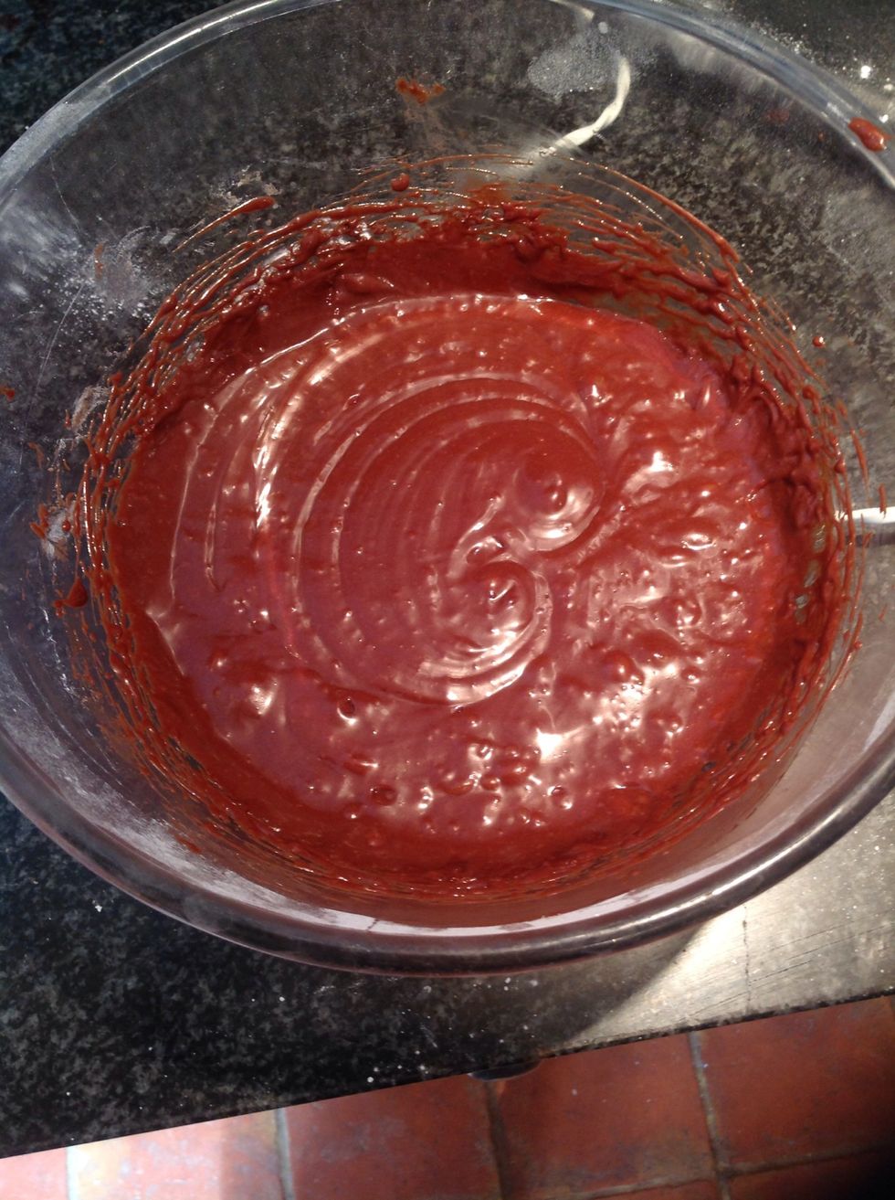 It should look like this, once cooled the mixture will become a bit thicker. Now spread it on your cake creation!