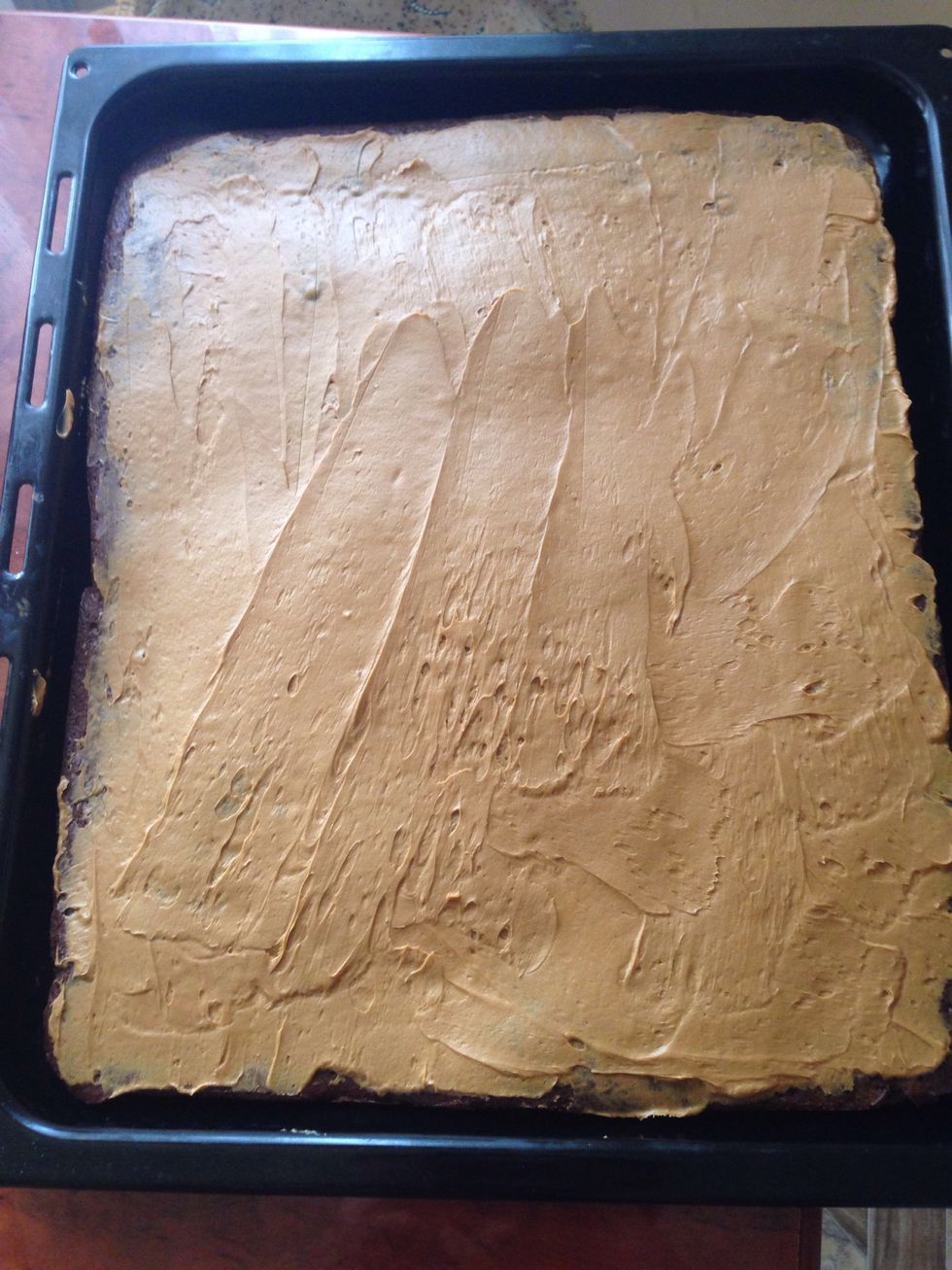 Its time to assemble our cake, put the chocolate layer and cover with the frosting