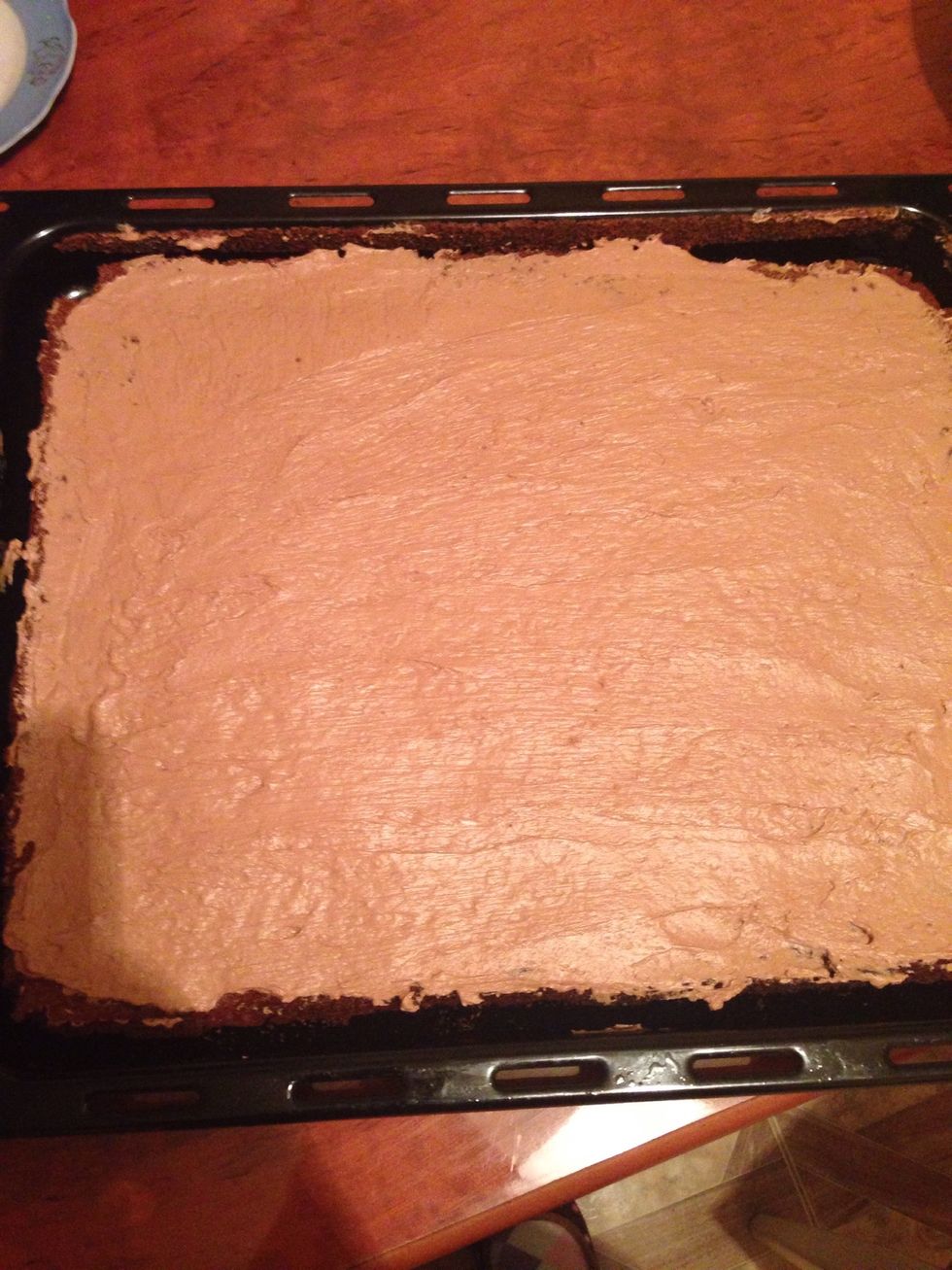 Its time to assemble the cake, take the first sponge and spread evenly half of the frosting