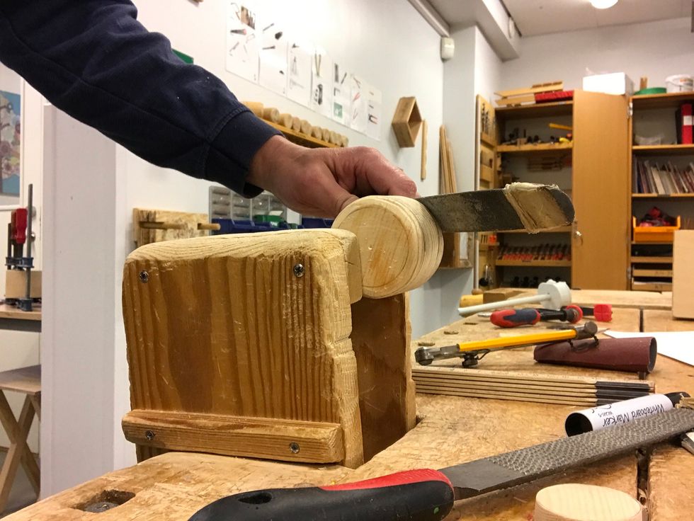 J\u00e4mna kanterna s\u00e5 h\u00e4r med rasp och fil.