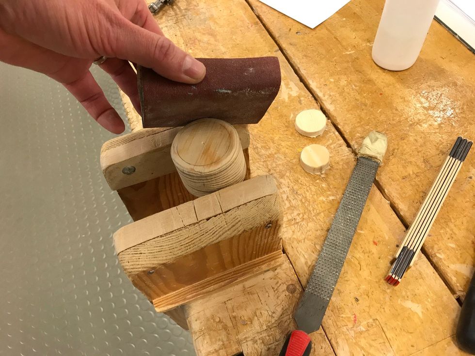 J\u00e4mna till ytterligare med sandpapper.