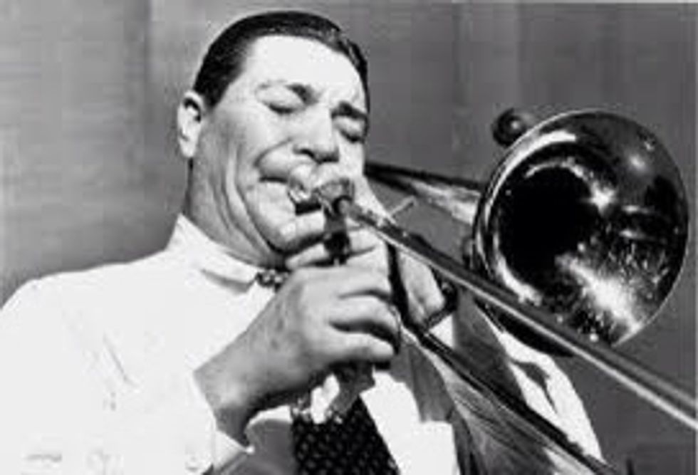 Jack Teagarden va viure els anys 1905-1964. Va ser un m\u00fasic estatunidenc de jazz i swing, trombonista, cantant i director de Big Band. En aquesta imatge surt Jack Teagarden tocant el tromb\u00f3 de vares.