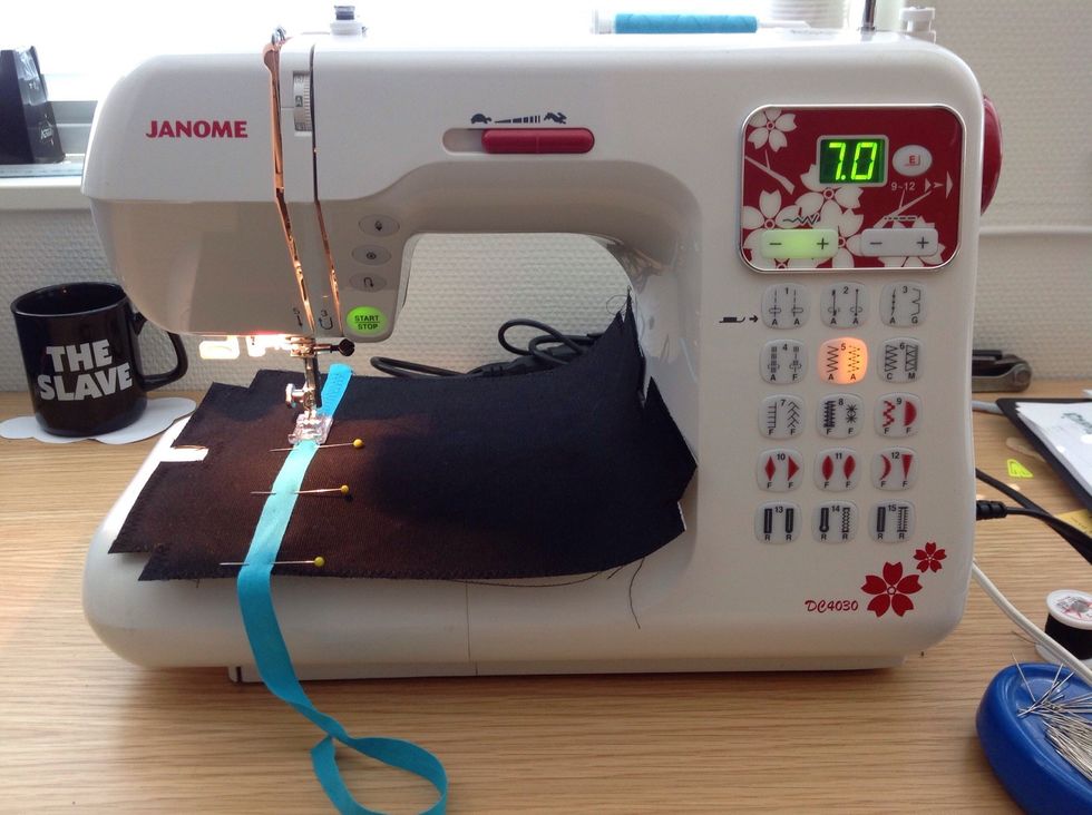 Jag har valt att sy fast tre band med trestegs sicksack.