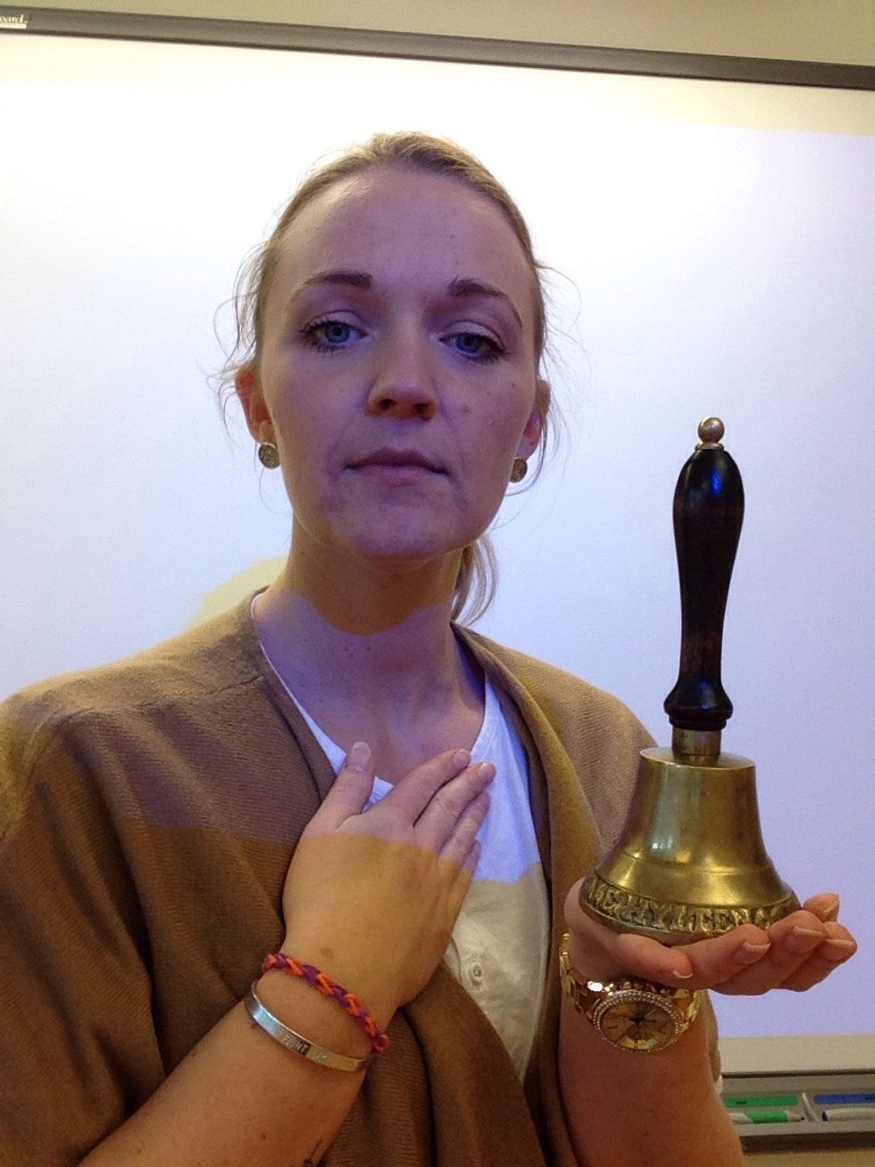 Jag \u00e4r allvarlig och f\u00f6rs\u00f6ker sitta s\u00e5 att jag ser b\u00e5de klok och lugn ut.