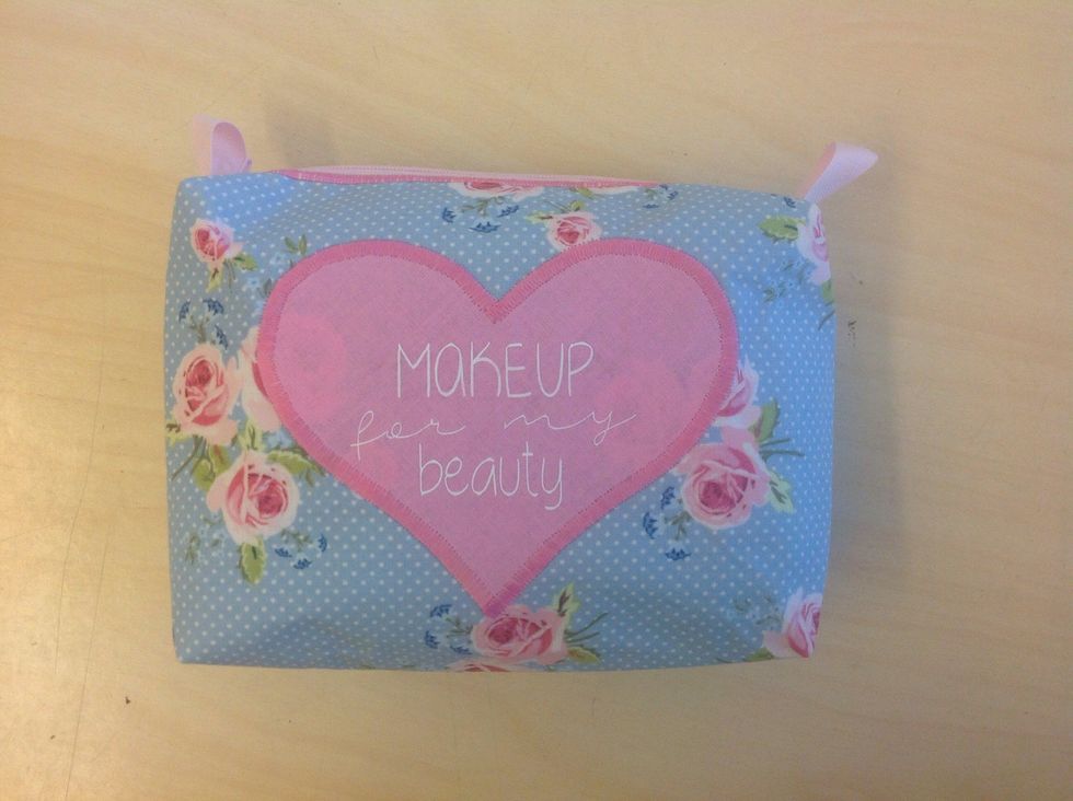 Jag valde att dekorera min necess\u00e4r med ett vinyltryck. Till det anv\u00e4nde jag en sk\u00e4rmaskin som kallas f\u00f6r Silhouette cameo.