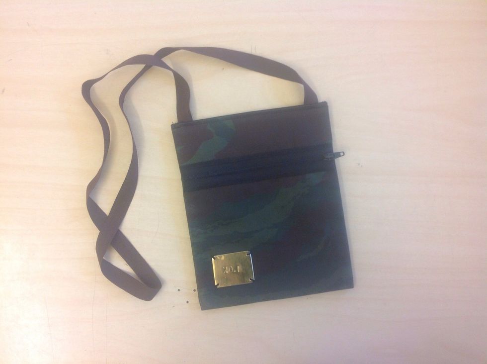 Jag valde att dekorera min v\u00e4ska med en metallbricka med ett stansat motiv!