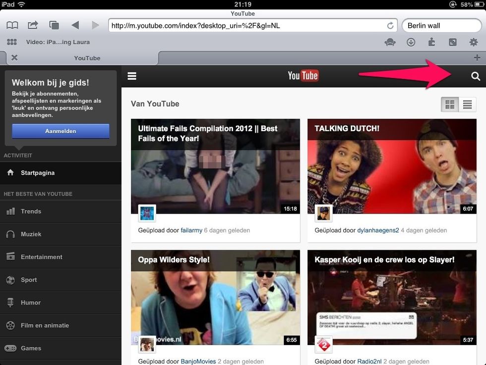 Je tapt op de loepe om de youtube zoekfunctie te activeren.