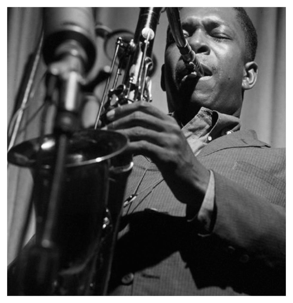 John William Coltrane va viure els anys 1926-1967. Va ser un saxofonista i un compositor nord-americ\u00e0 de jazz. Aqu\u00ed tenim a John William Coltrane tocant el sax\u00f2fon.