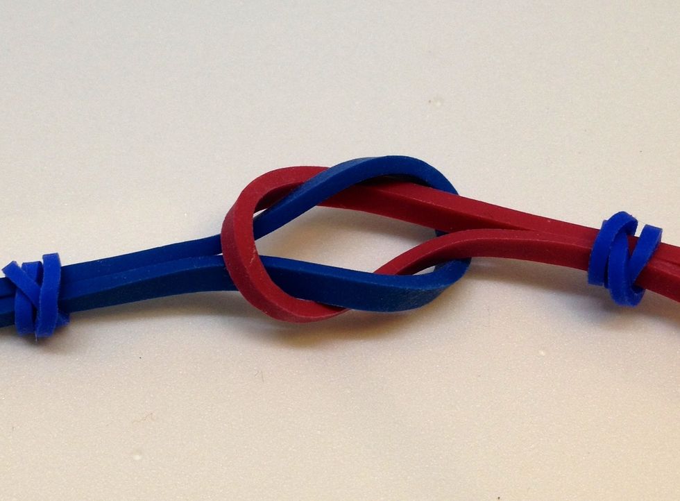 Join the rubber bands using the simple loop shown here. Try and make the knot as small as possible. It looks neater and is less likely to tangle (see next step).