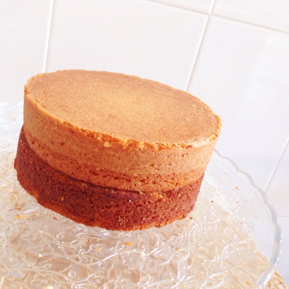 Juntar los dos bizcochos por la parte cortada y unirlos mediante crema pastelera.