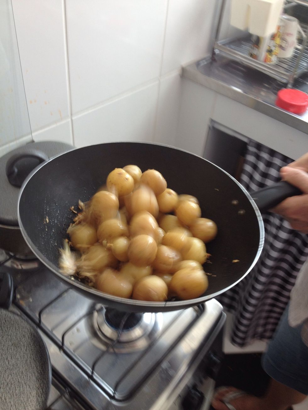 Junte as batatas escorridas e sequinhas (ainda quentes) na frigideira com o alho, sal e pimenta e refogue por uns 2 ou 3 minutonhos!