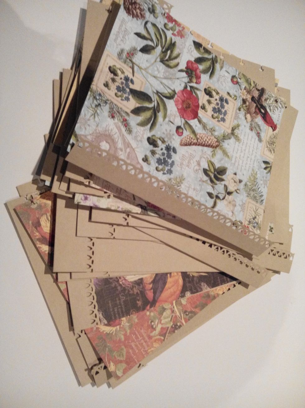Junte as p\u00e1ginas come\u00e7ando com um envelope, de seguida a p\u00e1gina decorativa do m\u00eas de Janeiro, depois a cartolina maior, novamente um envelope, repita com os outros meses.