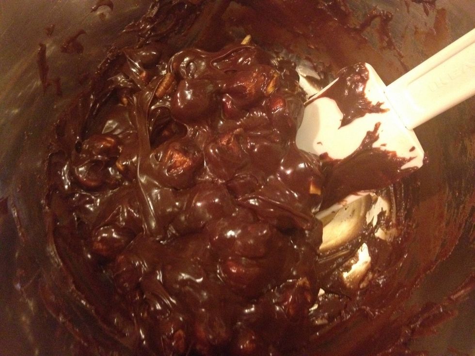 Just blend, don't over do it or you risk that the marshmallows melt. Pour the batter into the cake pan. Put in the fridge to make easier to cut later.