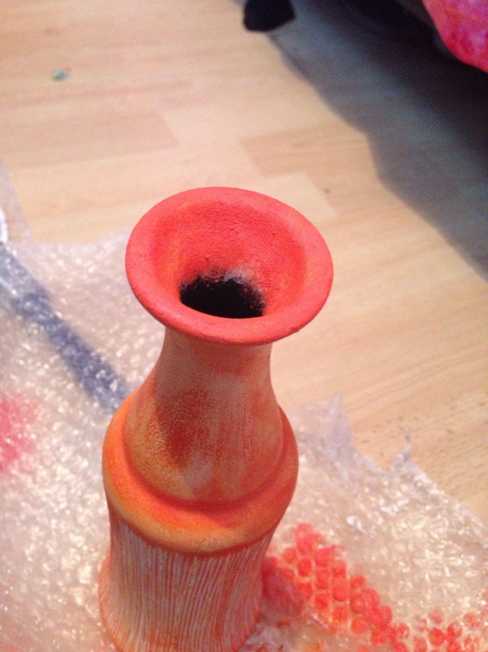 Just completely darken the rim of the vase like this!