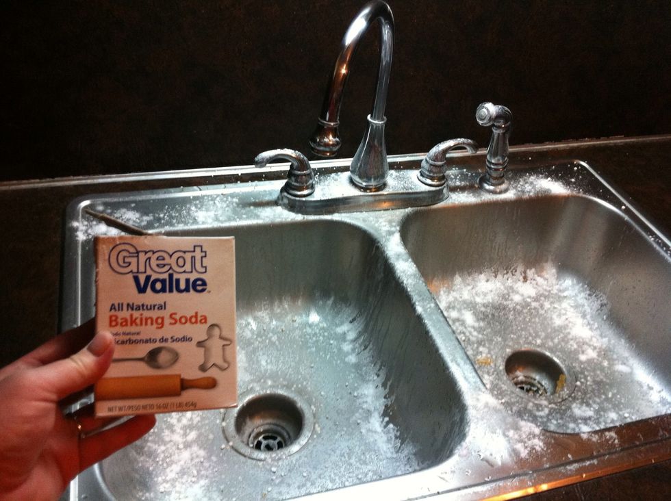 Just generic, plain and cheap baking soda.