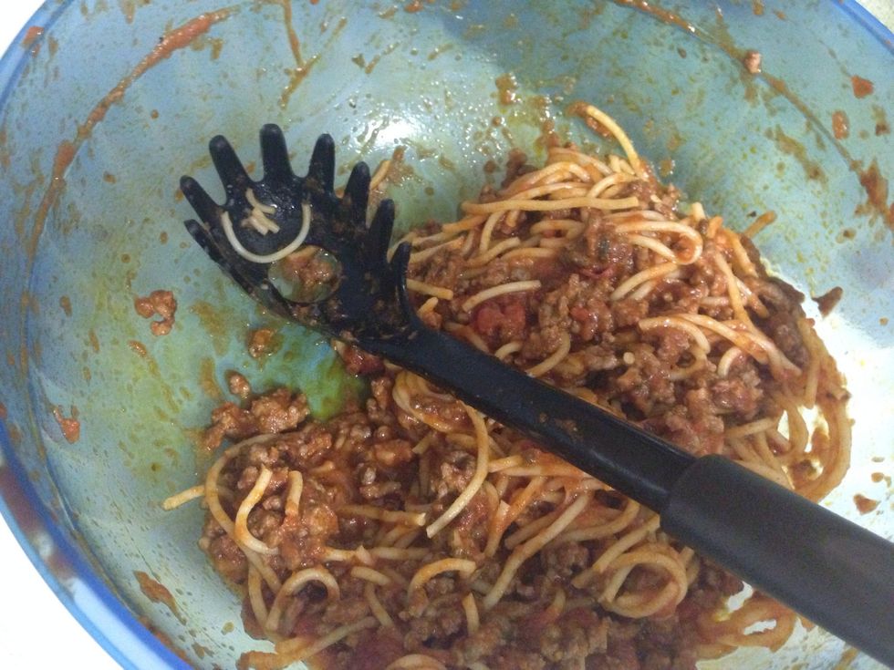 Just make spaghetti however you want/like but again, don't add too much sauce. You don't want the bread to be mushy!