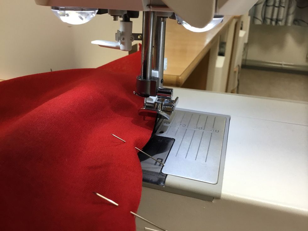 K\u00e4nn efter var kl\u00e4ppen sitter! Ta fram den \u00e4nda d\u00e4r den inte sitter. L\u00e4gg in tyget under pressarfoten. H\u00e4r har jag lagt in tyget s\u00e5 att pressarfotens v\u00e4nstra kant ligger n\u00e4ra blixtl\u00e5set. Se n\u00e4sta bild