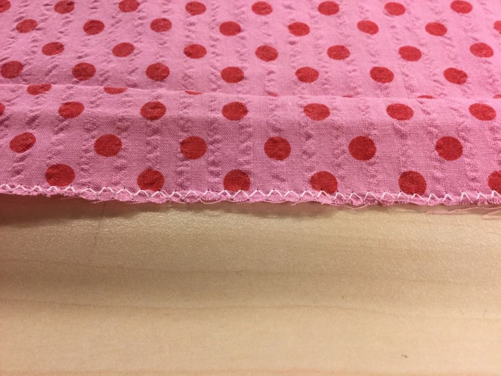 K\u00f6r med sicksack p\u00e5 symaskinen runt hela tygbiten.