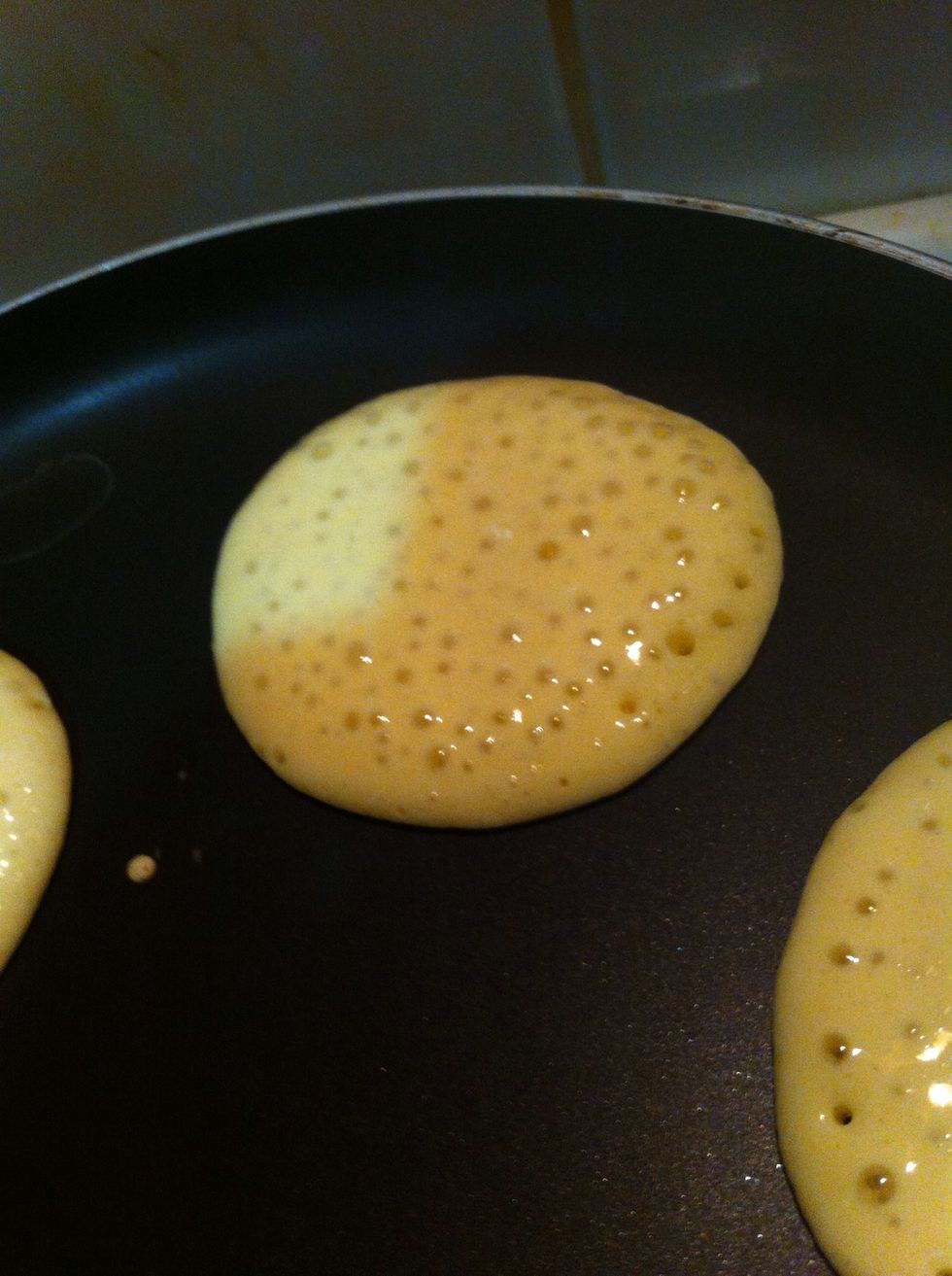 K\u0131s\u0131k veya orta ate\u015f \u00fczerindeki yap\u0131\u015fmaz bir tavaya bir kep\u00e7e kadar d\u00f6k\u00fcn. \u00dczeri baloncuk olunca hemen arkas\u0131n\u0131 \u00e7evirin.