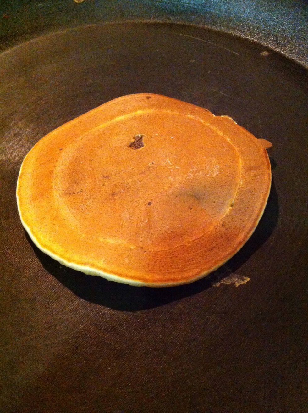 K\u0131sa bir s\u00fcre di\u011fer taraf\u0131n\u0131 da pi\u015firip tavadan alal\u0131m. Yanmamas\u0131na dikkat edelim tabi :)