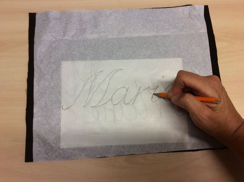 Kalkera av ditt namn med blyertspenna. Du m\u00e5ste trycka ganska h\u00e5rt med pennan.