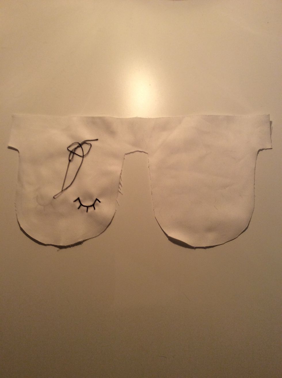 Kalkera av hur du vill ha dina \u00f6gon och brodera dem med stj\u00e4lkstygn. \u00c4r du os\u00e4ker p\u00e5 hur man broderar s\u00e5 titta p\u00e5 en instruktionsfilm p\u00e5 Youtube.