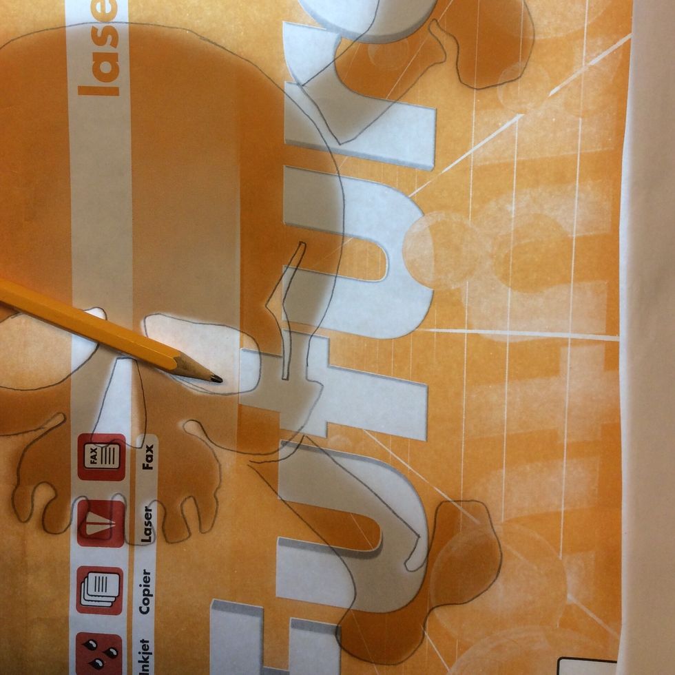 Kalkera bilden. N\u00e4r hela bilden \u00e4r kalkerad l\u00e4gger du den p\u00e5 den bl\u00e5a sk\u00e4rmattan.