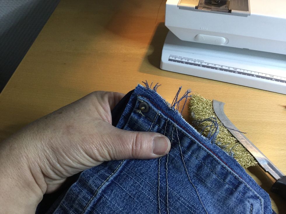 Kanten fransar och du kan plocka dom bort med fingrana.