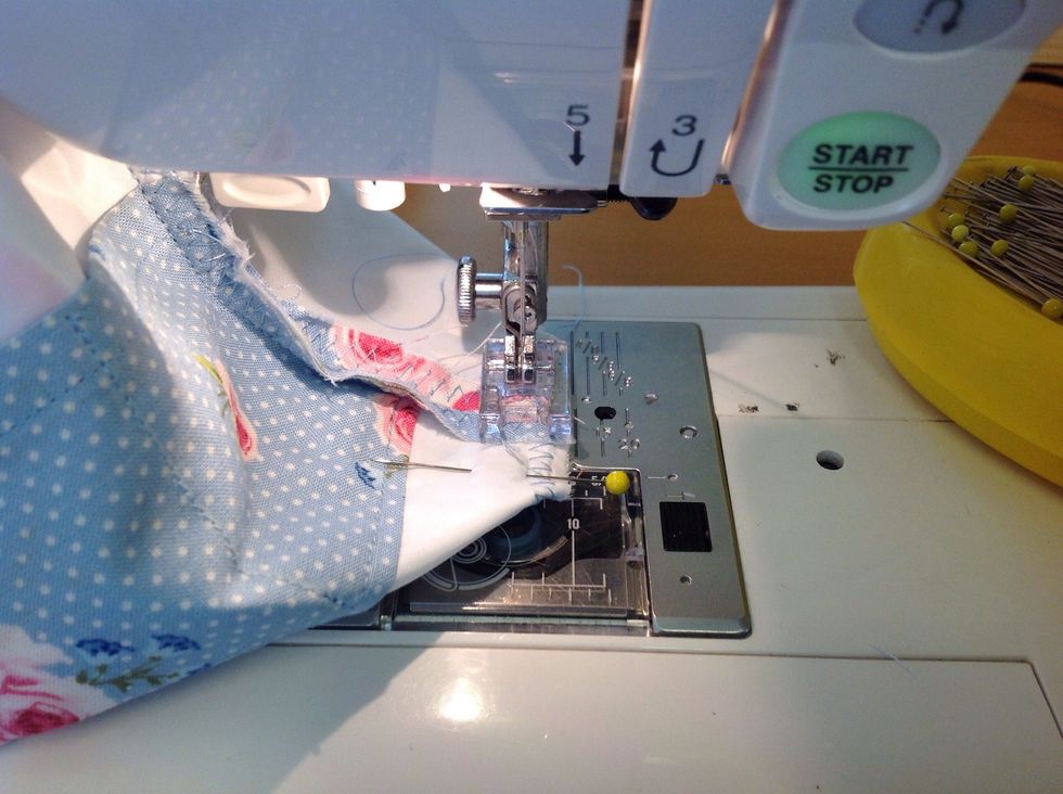 Kanten p\u00e5 tyget ska l\u00f6pa l\u00e4ngs med kanten p\u00e5 pressarfoten. Gl\u00f6m inte att f\u00e4sta i b\u00f6rjan och slutet genom att backa n\u00e5gra stygn.