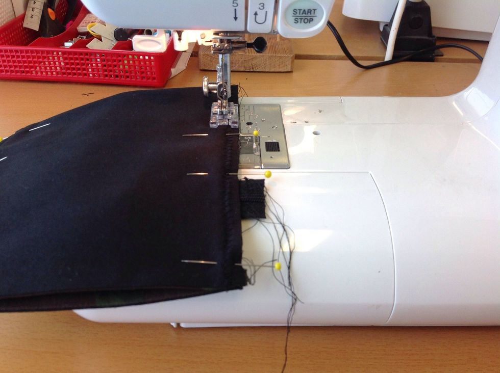 Kanten p\u00e5 tyget ska l\u00f6pa l\u00e4ngs med kanten p\u00e5 pressarfoten.