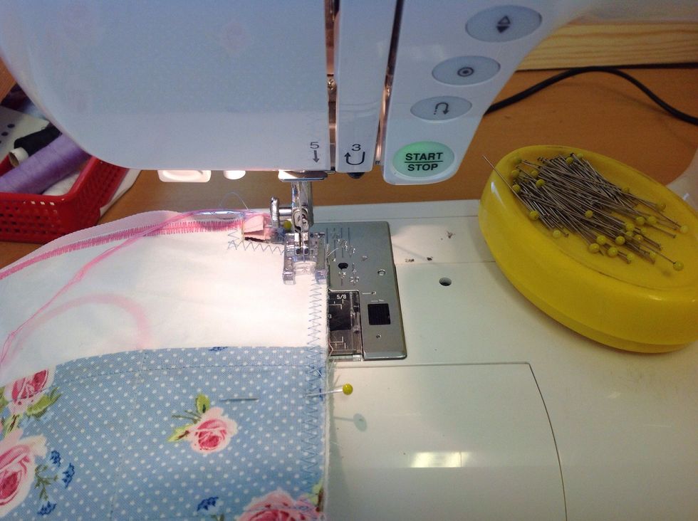 Kanten p\u00e5 tyget ska l\u00f6pa l\u00e4ngs med kanten p\u00e5 pressarfoten.