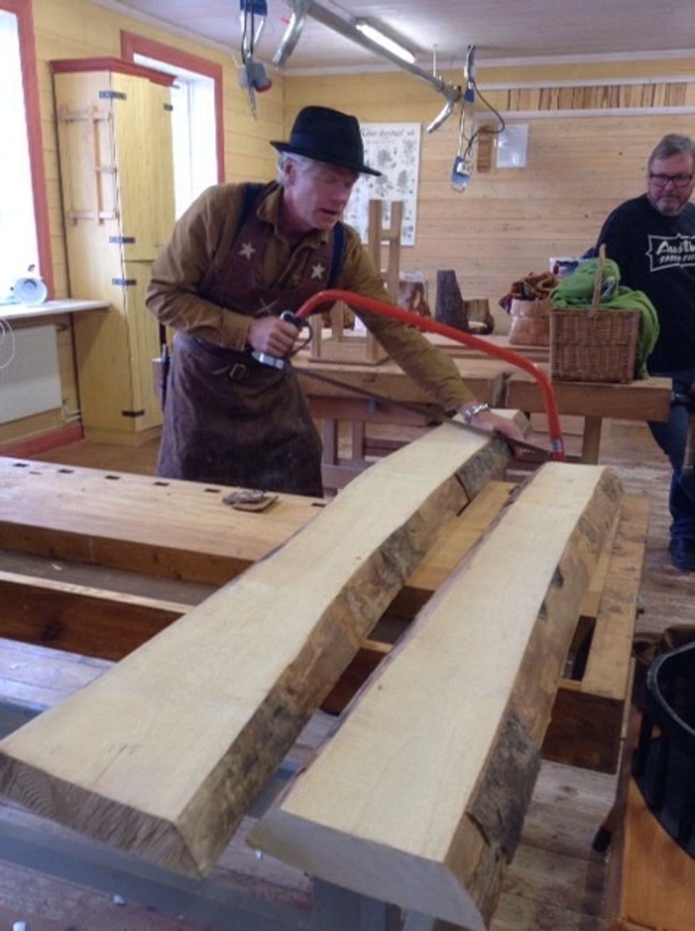 Kapa l\u00e4ngden p\u00e5 din ask x 2. Det \u00e4r f\u00f6r att du ska ha som h\u00e5lla-fast-bit i t\u00e4ljh\u00e4sten. Anv\u00e4nd en b\u00e5gs\u00e5g.