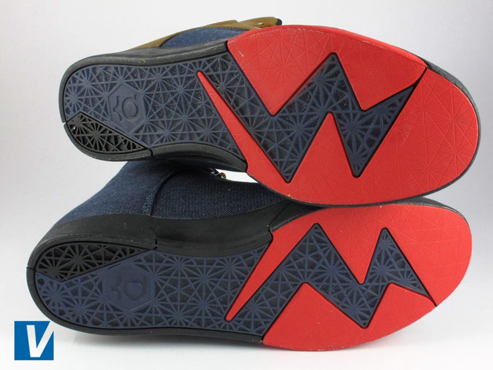 KD 6 Lifestyles have a distinctive sole pattern, with very fine line detail that is hard to see. Check that the fine line quality is clear and that the soles are not worn out if the shoes are new.