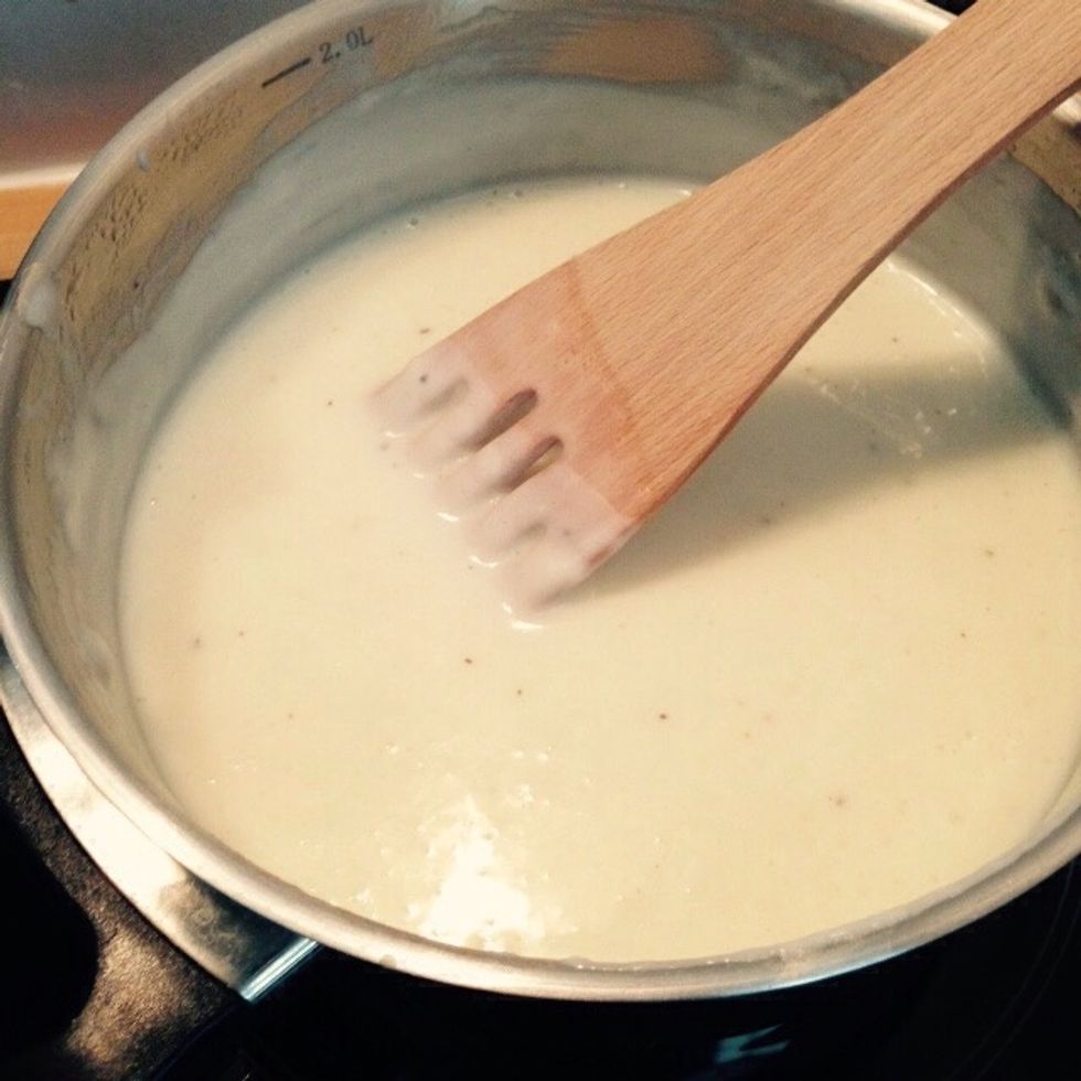 Keep cooking and stirring for 15 minutes under low heat, until the desired consistency is achieved. You want your bechamel to be fluid for this recipe.