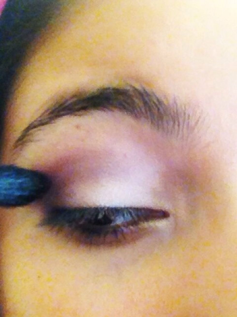 Keep darkening the blue part of the outer v building the color to your desired look