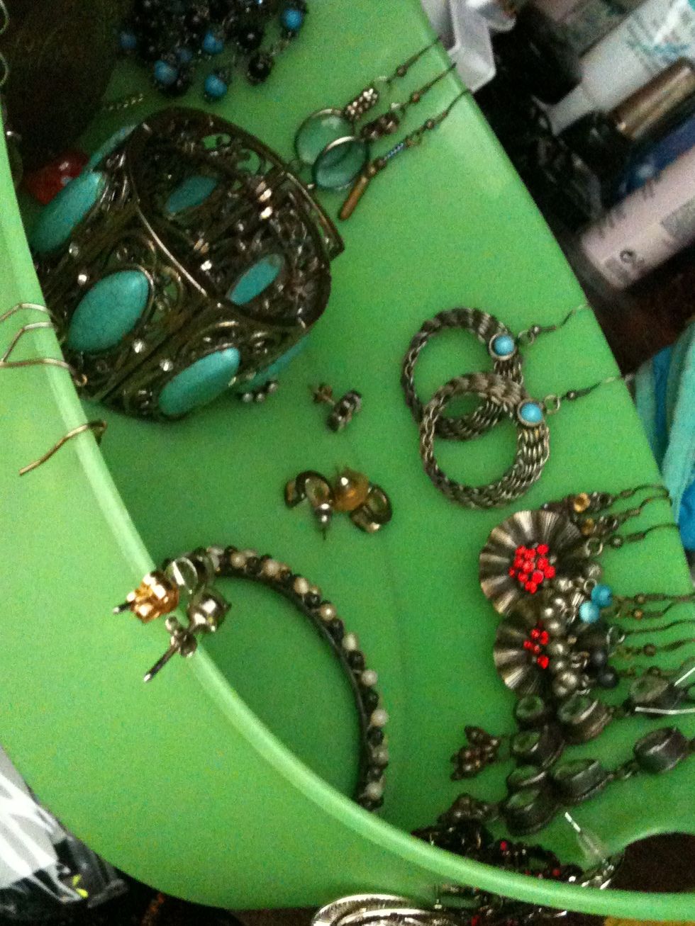 Keep other trinkets neatly in the basket.