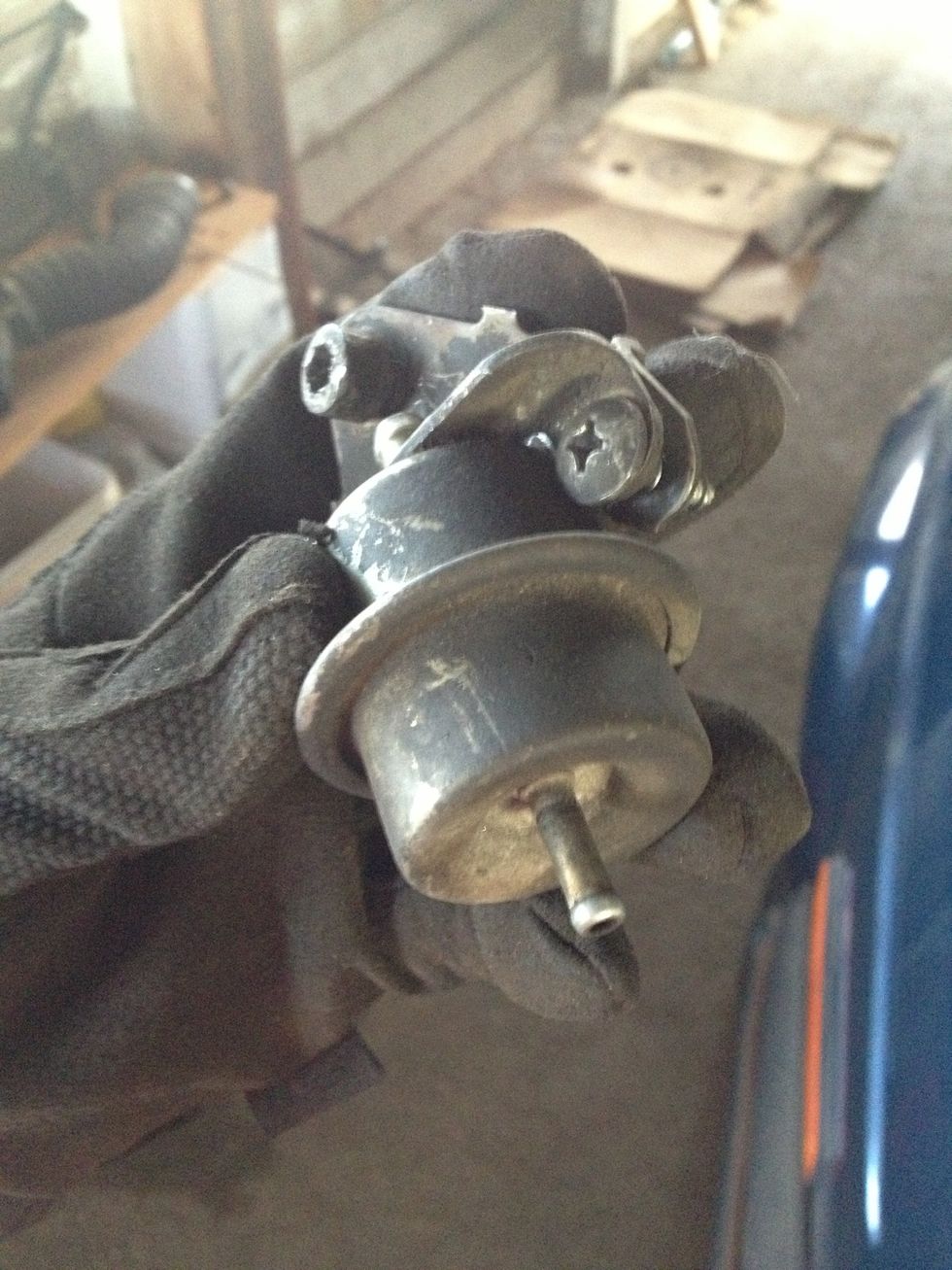 Keep the bracket and pressure regulator together