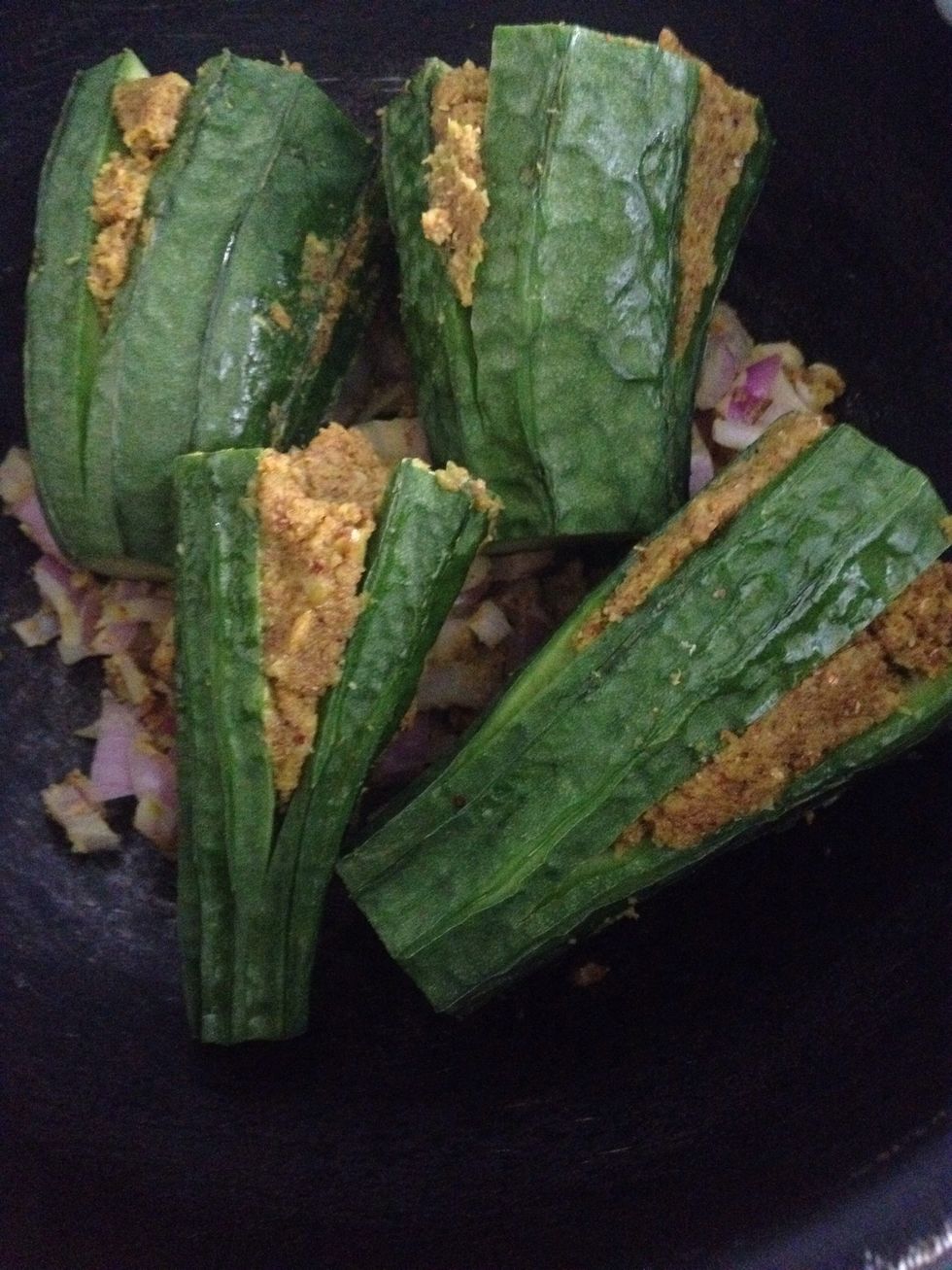 Keep the stuffed gourd on the onions