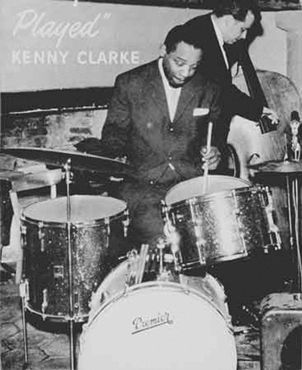 Kenny Clarke va viure els anys 1914-1985. Va ser un bateria de jazz estatunidenc i l'inventor de la bateria moderna, marcava el ritme en els platets. Aqu\u00ed podem veure a Kenny Clarke tocant la bateria.