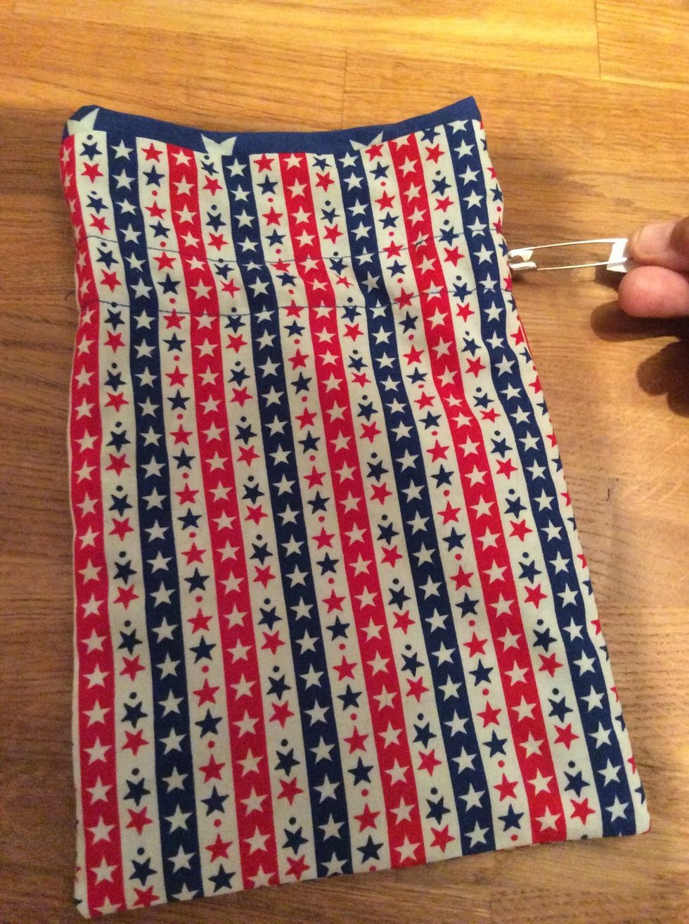 Klipp 2 band som \u00e4r 50 cm l\u00e5nga. S\u00e4tt fast en av banden i en s\u00e4kerhetsn\u00e5l. Tr\u00e4 f\u00f6rsta bandet runt hela p\u00e5sen och knyt en knut. Tr\u00e4 andra bandet p\u00e5 samma s\u00e4tt fast fr\u00e5n andra sidan.