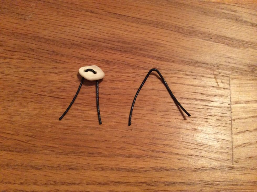 Klipp 2 bitar av det tunna skinnbandet som \u00e4r 5 cm. Tr\u00e4 det ena genom knappen.