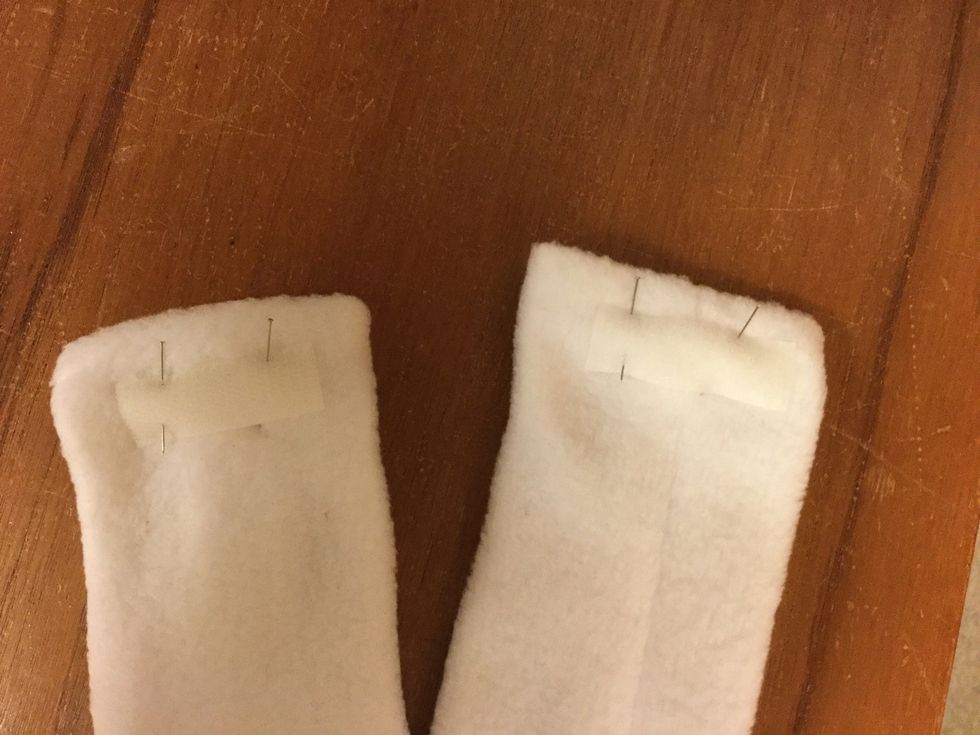 Klipp av 5 cm kardborrband. N\u00e5la fast ett p\u00e5 avigsidan och ett p\u00e5 r\u00e4tsidan, p\u00e5 kortsidan. Sy fast med raks\u00f6m p\u00e5 symaskin.