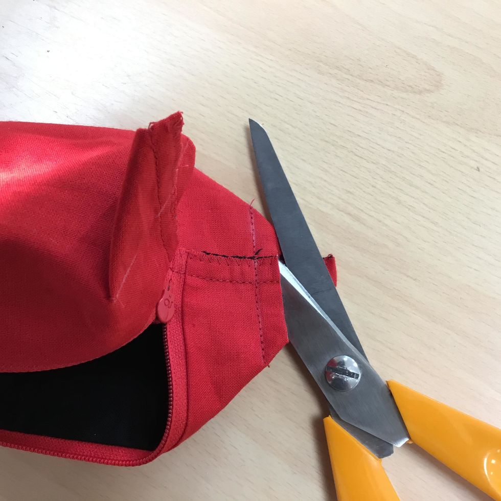 Klipp av ca 1 cm fr\u00e5n raks\u00f6mmen. Sicksacka kanterna.