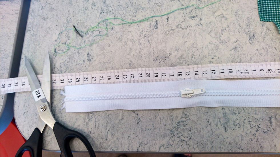 klipp av en 23 cm l\u00e5ng bit. DRA INTE I KL\u00c4PPEN!! ( den lilla saken som \u00f6ppnar och st\u00e4nger)