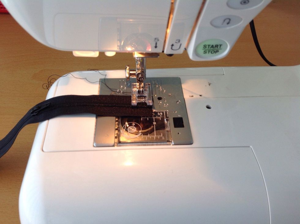 Klipp av en 30 cm l\u00e5ng dragkedja i valfri f\u00e4rg. Det ska finnas en l\u00f6pare p\u00e5. Sy en stopps\u00f6m i varje kant - Raks\u00f6m fram och tillbaka 4 g\u00e5nger.