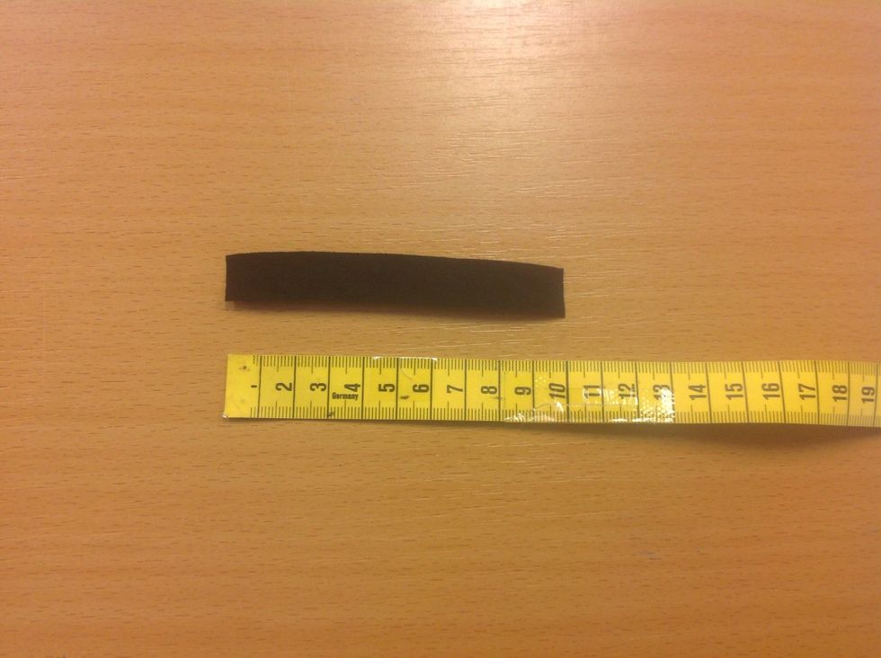 Klipp av en bit bomullsband, 10 cm.