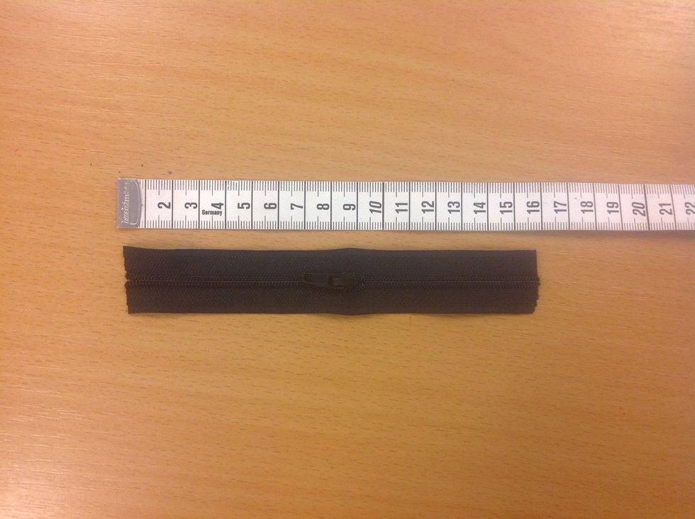 Klipp av en bit dragkedja ca 15 cm l\u00e5ng.